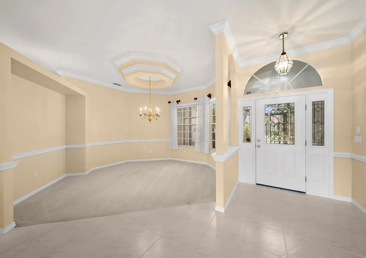Amazing 4 bedrooms 2 1/2 bath with a pool and serene lake view! — Photo 4