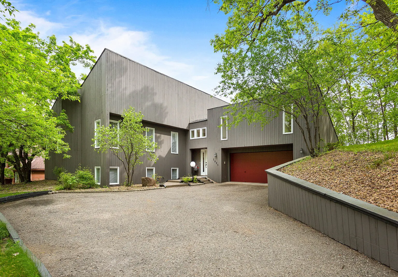 Architecturally stunning 5-Bed Retreat in Minnetonka! — Photo 2