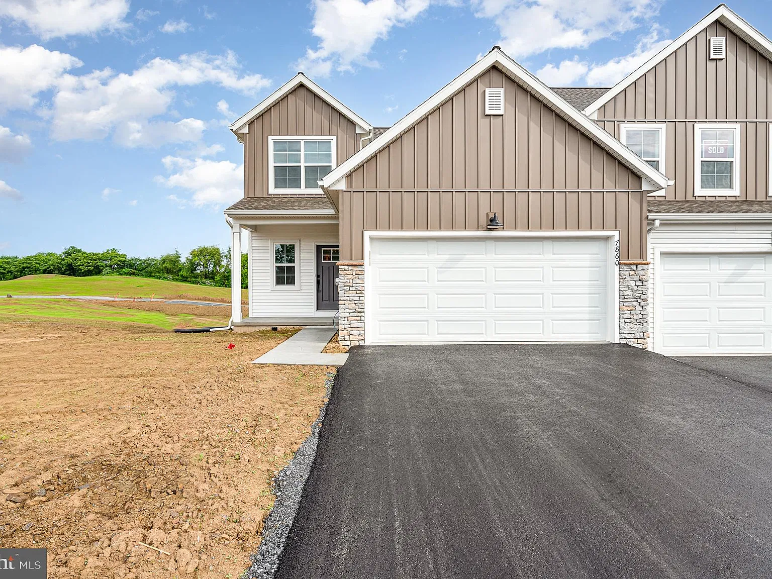 3 bed, 2.5 bath, 2108 sqft, $2,455 — Photo 2