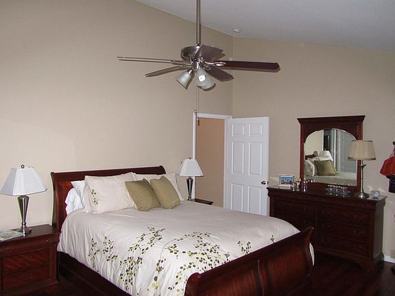 Master BR w/ master bath & jacuzzi tub