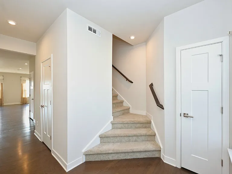 266 Dartmoor Pl — Photo 3