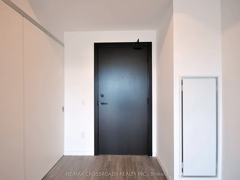 689 The Queensway #516 — Photo 4
