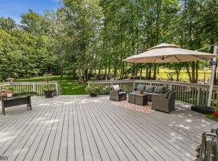 8 Dartmouth Ct, Livingston, NJ 07039