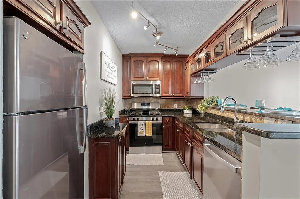 2 bed, 1.0 bath, 992 sqft, $2,300 — Photo 4