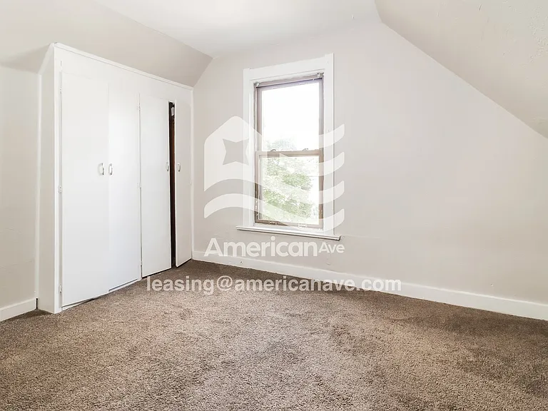 1559191_012_bedroom_13.jpg