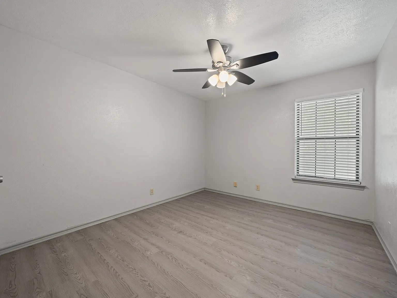 2 bed, 1.5 bath, 900 sqft, $1,095 — Photo 1