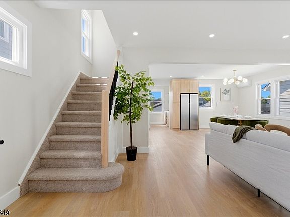 5th image of 2024 Balmoral Ave