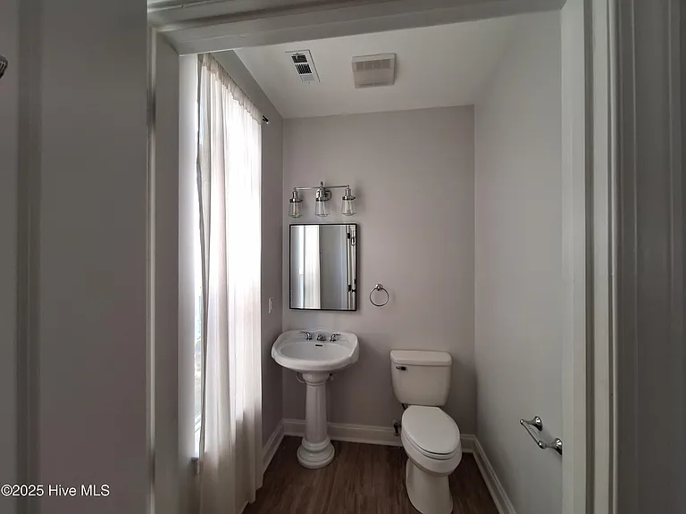 933 S 8th St — Photo 8