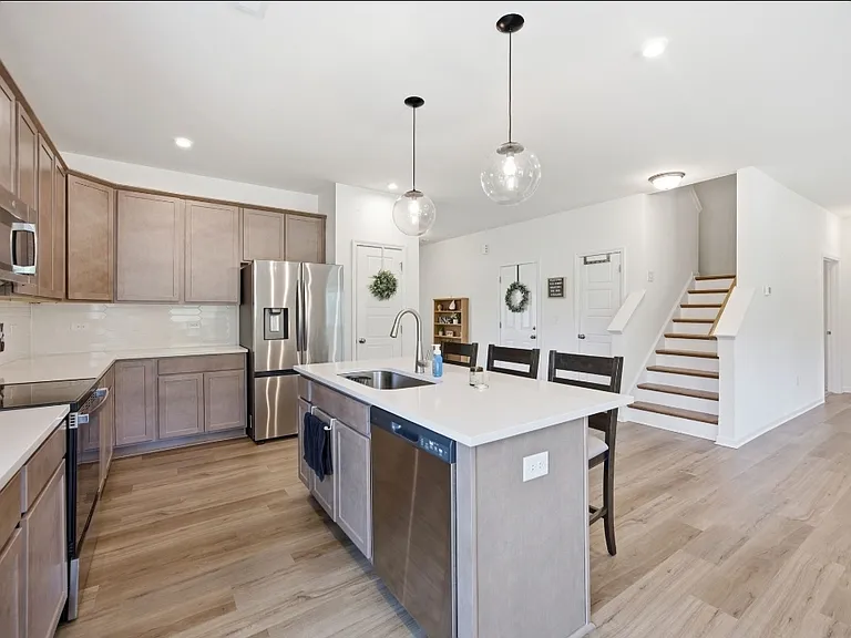 315 Enfield Dr — Photo 10