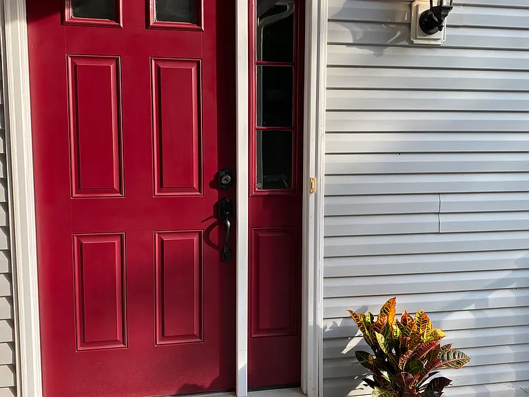 1045 Stonewood Dr — Photo 2