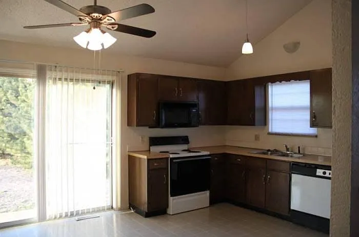 1602 NW Cardiff Dr — Photo 2