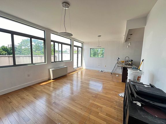 4th image of 836 Bergen St #10