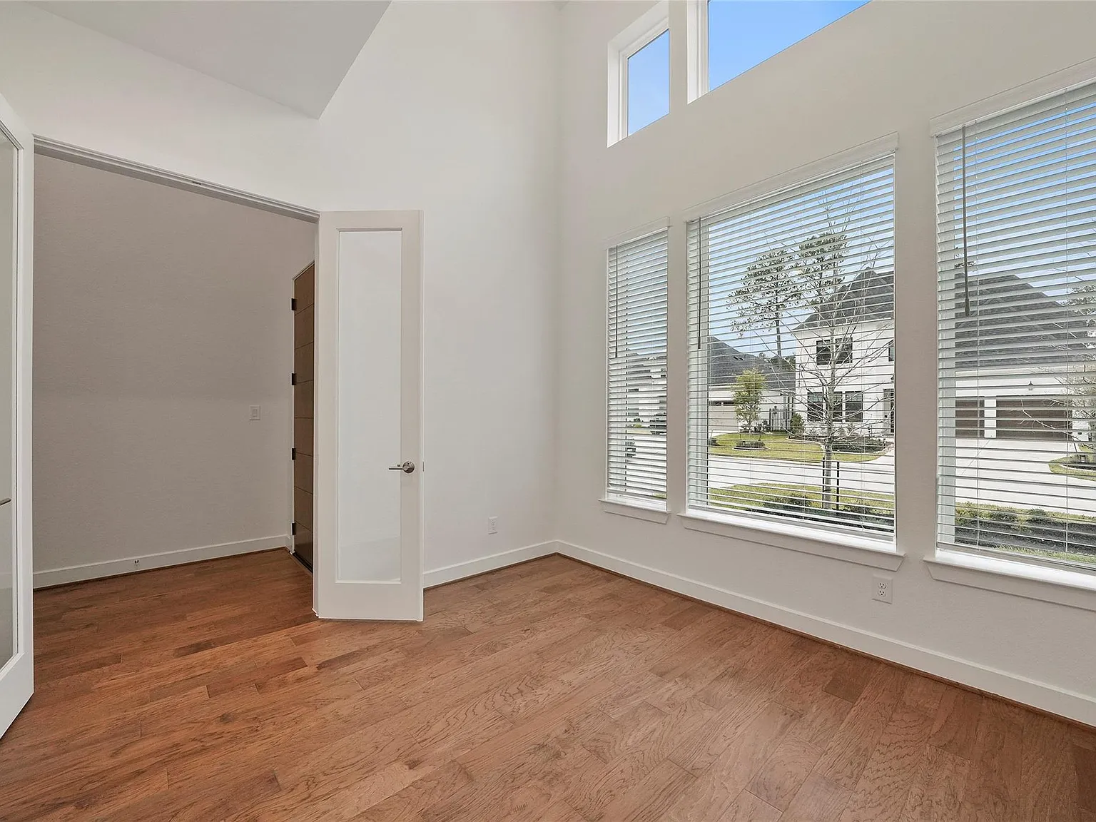 4 bed, 4.0 bath, 3390 sqft, $5,300 — Photo 2