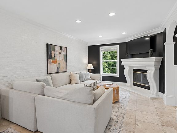 5th image of 4036 Creekside Dr