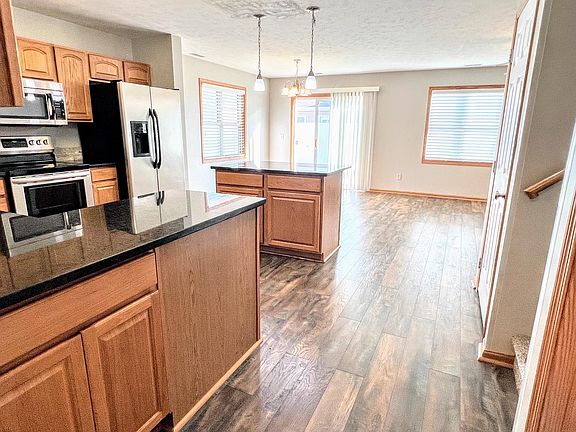 granite throughout
pull-out shelves in island