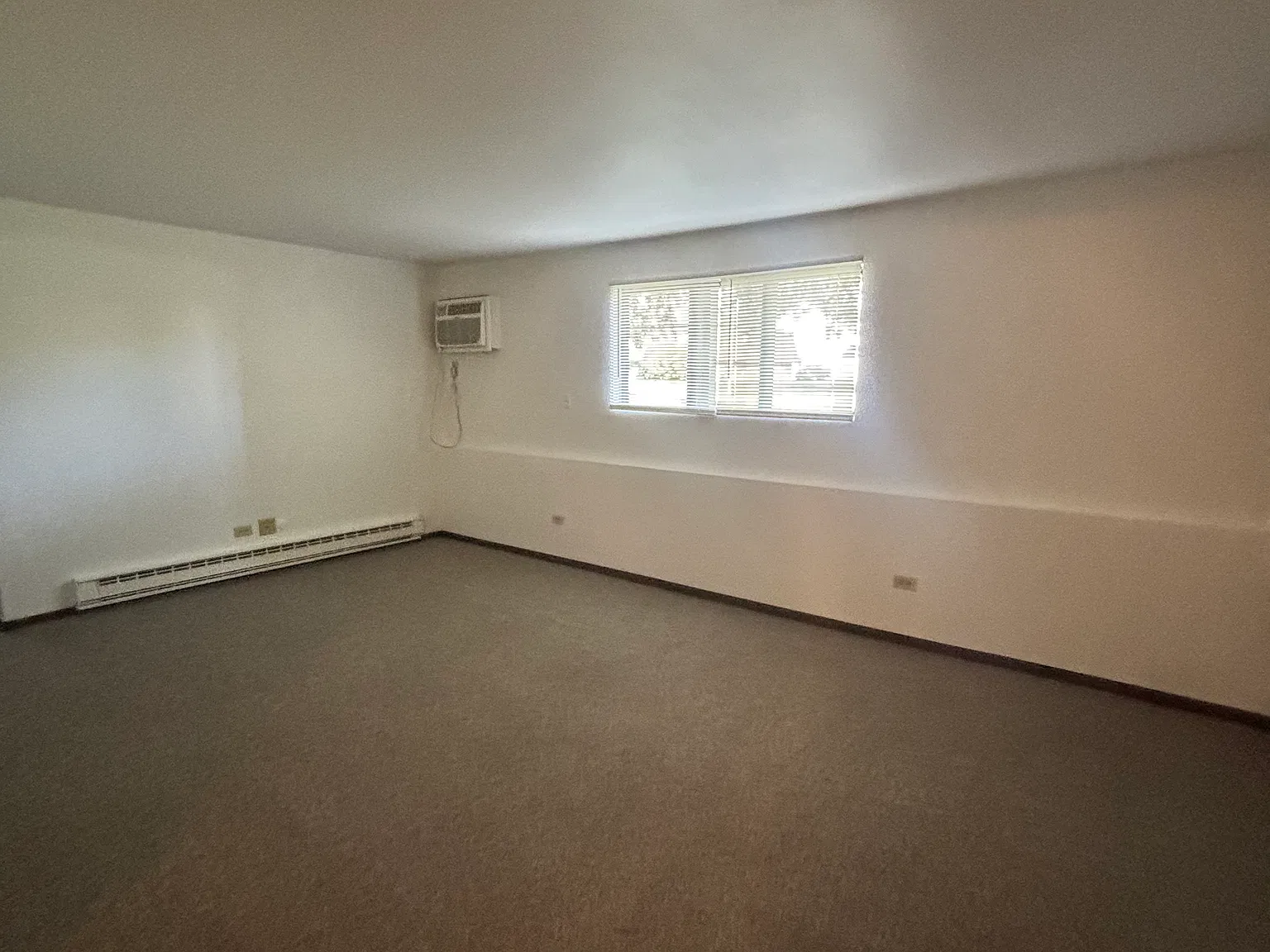 563 Parkview Ln — Photo 2
