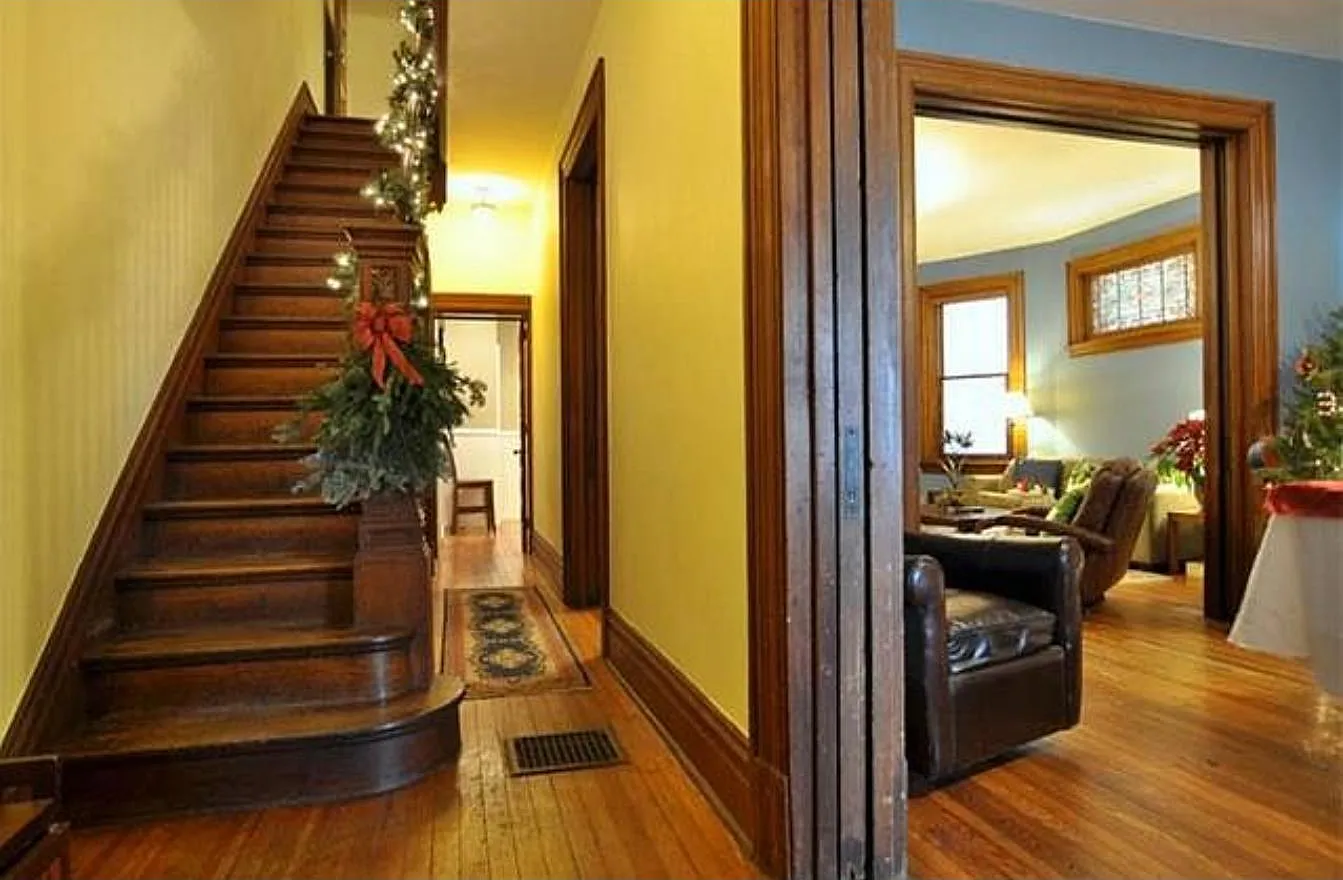 6 bed, 2.5 bath, 3900 sqft, $4,750 — Photo 2