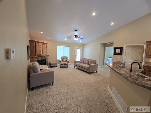 4th image of 471 Woodbridge St