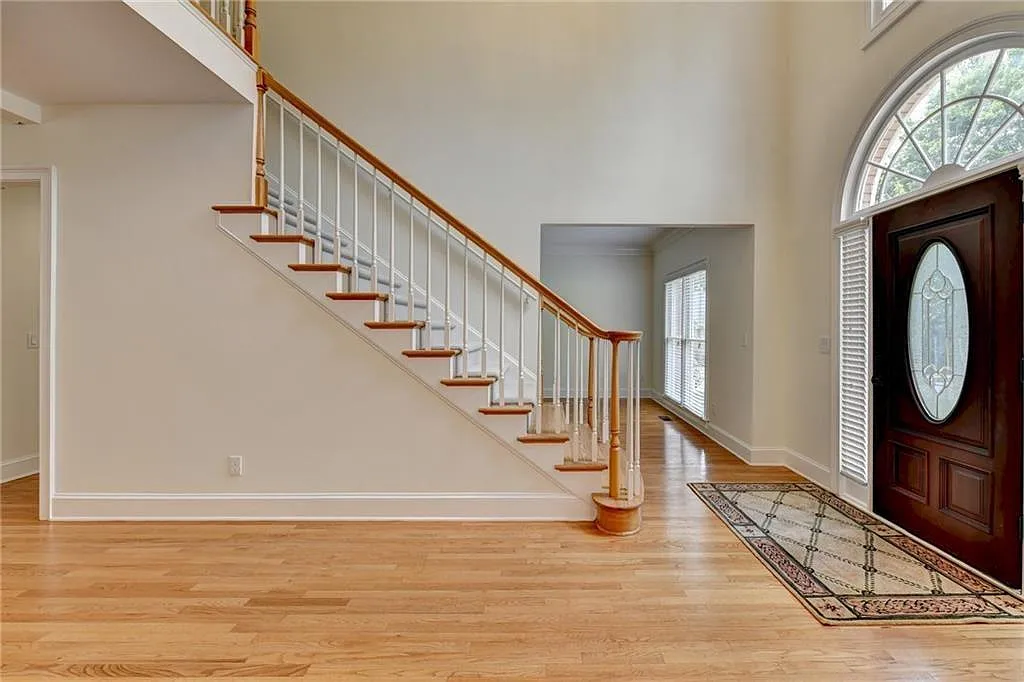 5 bed, 4.0 bath, 3881 sqft, $3,900 — Photo 3