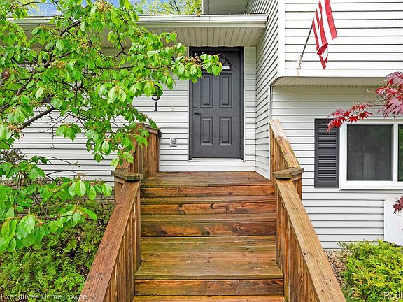 3rd image of 5851 Lakeshore Rd