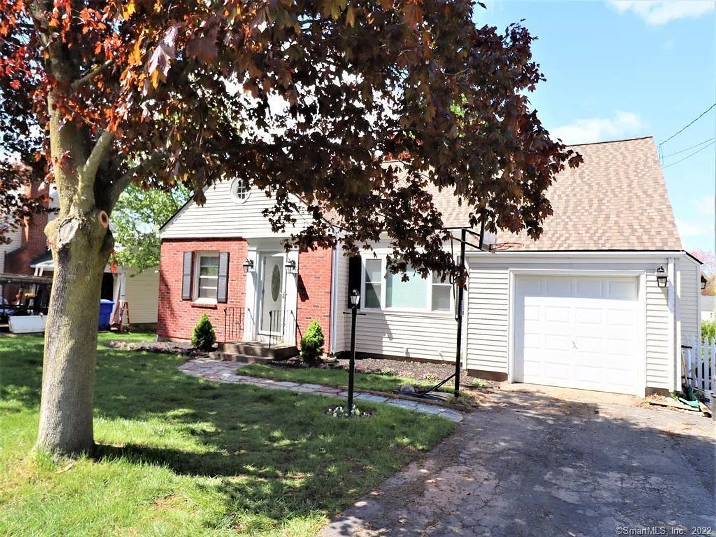 Beautiful 5 Bed, 2 Bath Single Family Cape for Rent in East Hartford! — Photo 3