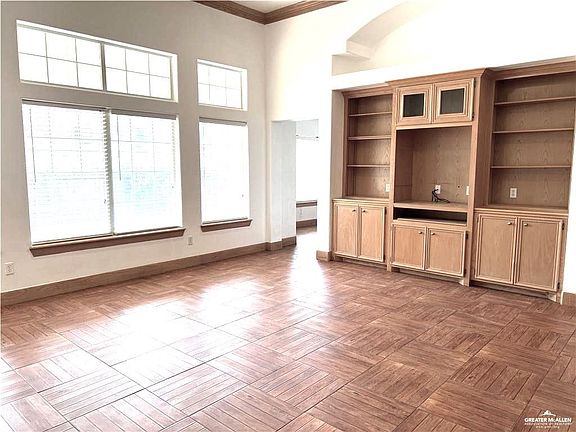 5th image of 516 E Redbud Ave