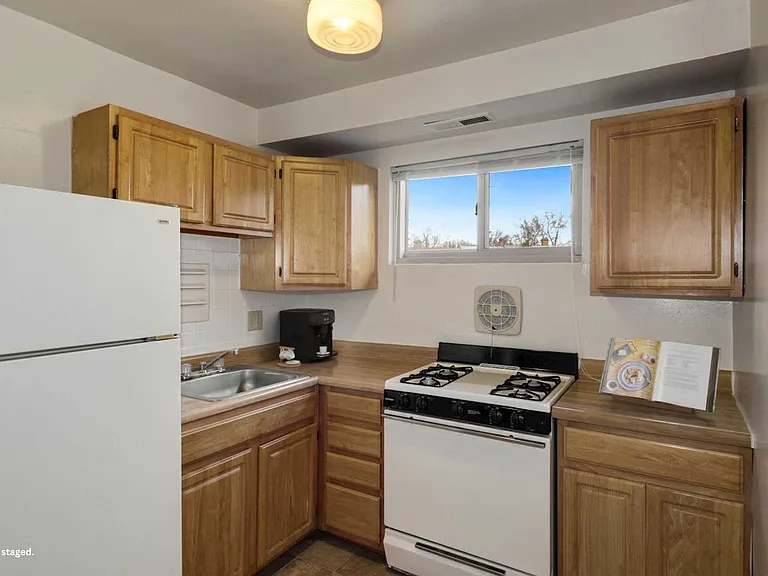 Barclay Square Apartments — Photo 7
