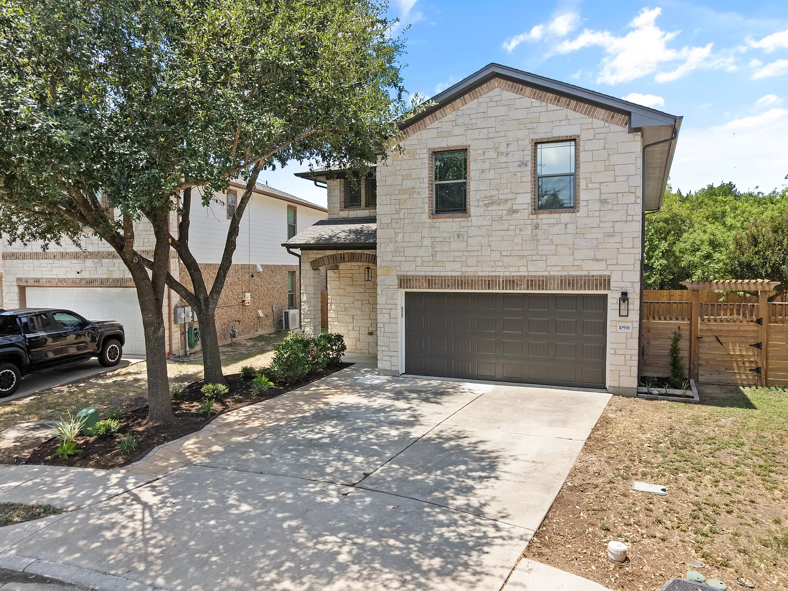 5 bed, 2.5 bath, 2443 sqft, $2,800 — Photo 2