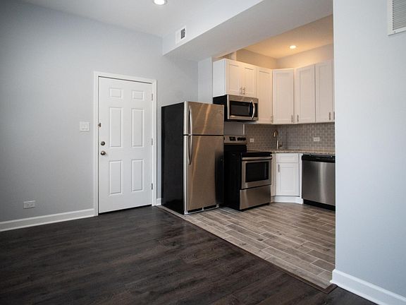 3rd image of 3225 N Wilton Ave #2S