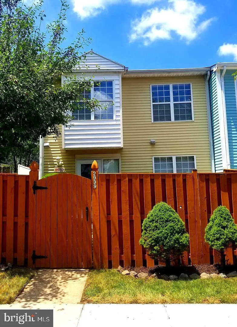 3 bed, 1.5 bath, 972 sqft, $2,300 — Photo 1