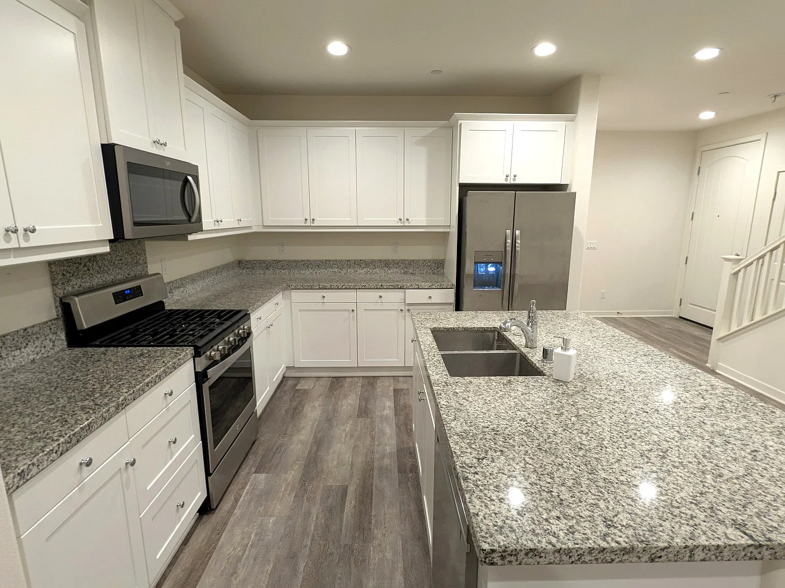 4 bed, 2157 sqft, $4,495 — Photo 2