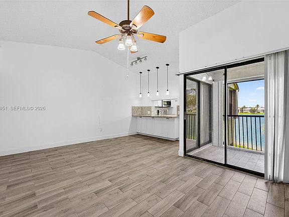 4th image of 889 Hamilton Dr #889D