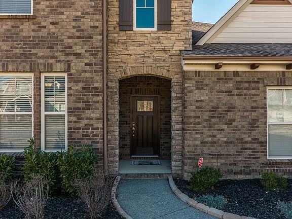 3rd image of 262 Blackthorn Ln