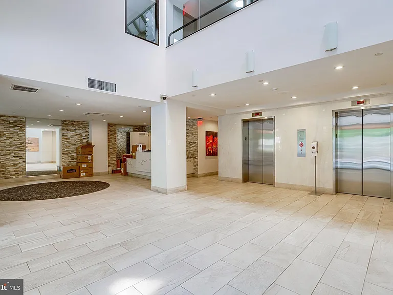 1301 N Courthouse Rd #1805 — Photo 42