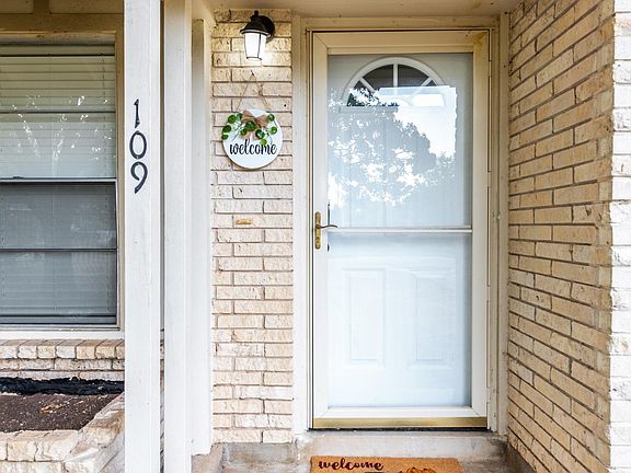 4th image of 109 Scott Ave
