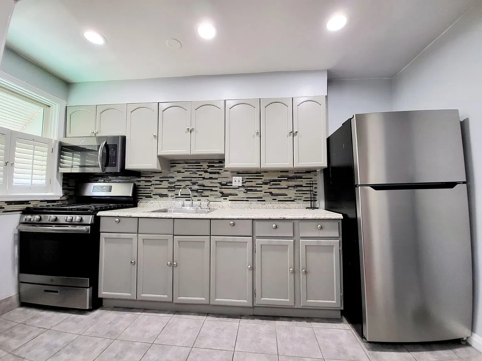 811 E Cold Spring Ln — Photo 2