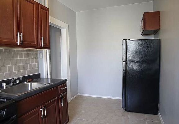 4th image of 590 Parkside Ave #12