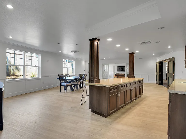 Eastwood Apartments — Photo 6