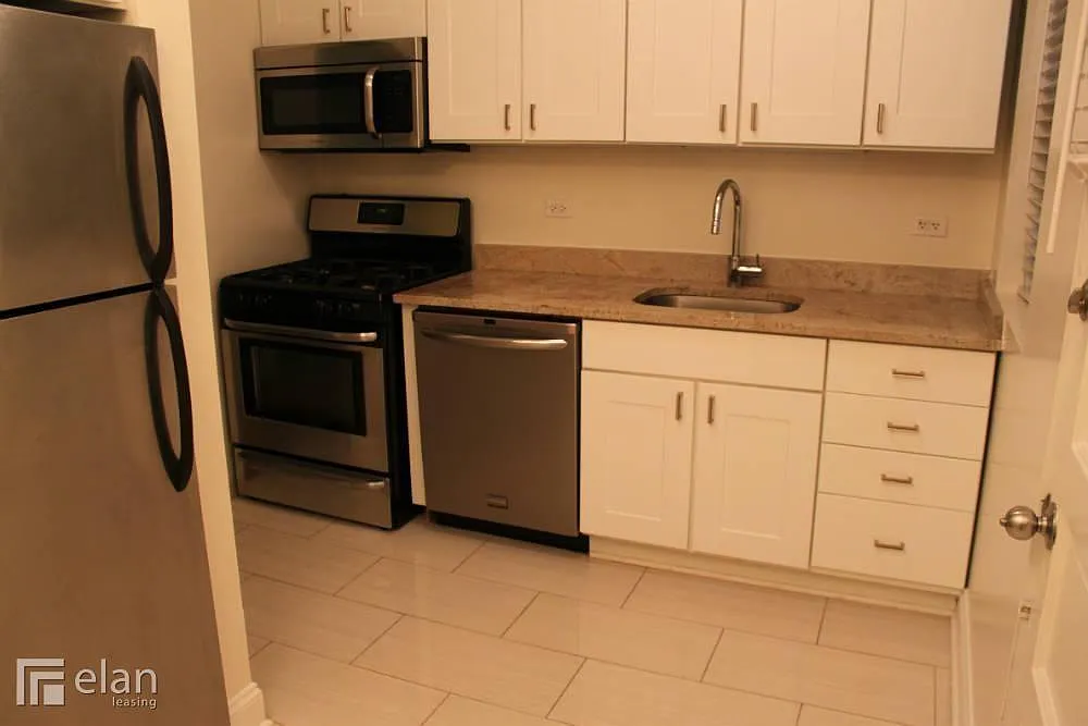 Building Photo - 539 W Dickens Ave #1W