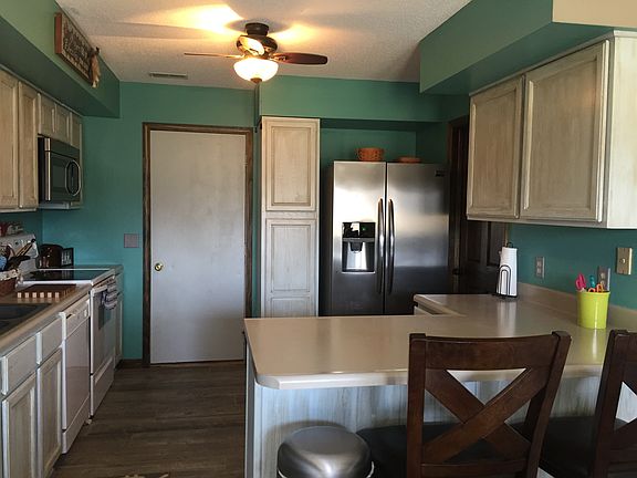 3rd image of 608 Sandalwood Dr