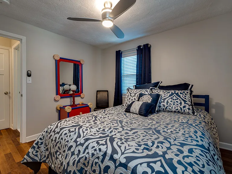 1126 Irving Ave #4 — Photo 10