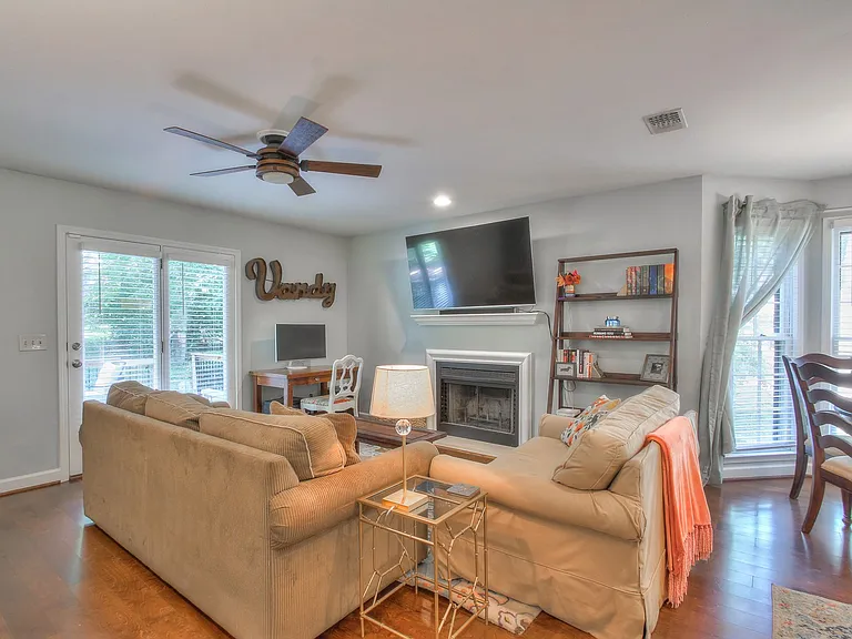 3321 Lealand Ln — Photo 9