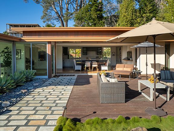 Relaxing, comfortable courtyard to enjoy the sunsets and views of Del Mar.