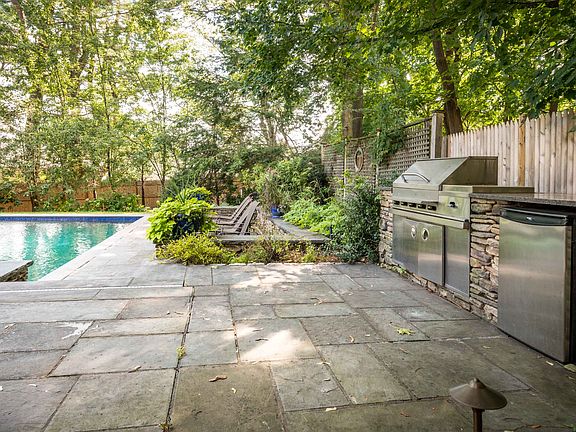 Outdoor kitchen w/gas grill