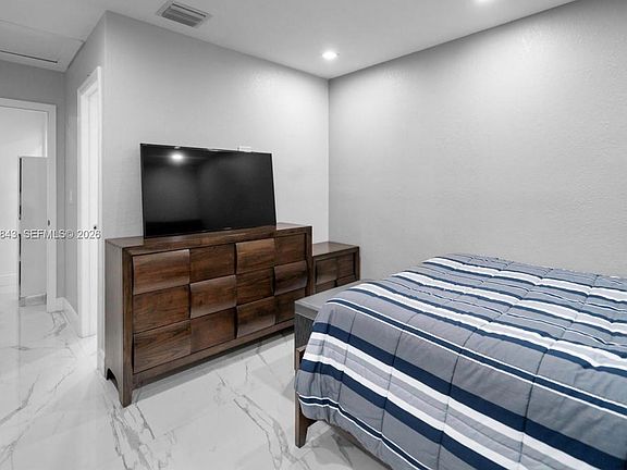 5th image of 1158 W 41st St #87