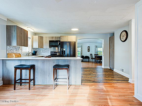 4th image of 8714 Blue Lick Rd