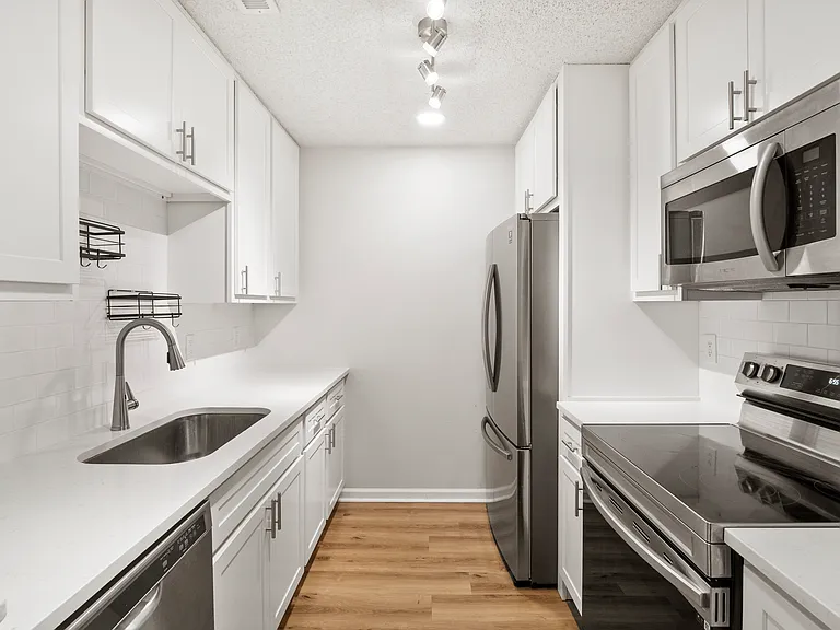 9021 N Swan Cir — Photo 1