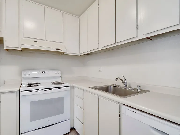 Clubside Apartments — Photo 3