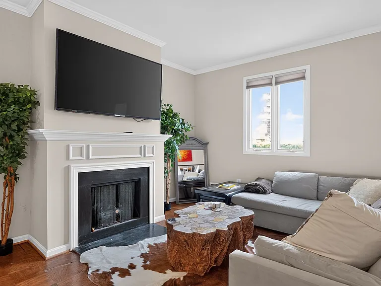 955 N Pitt St — Photo 4
