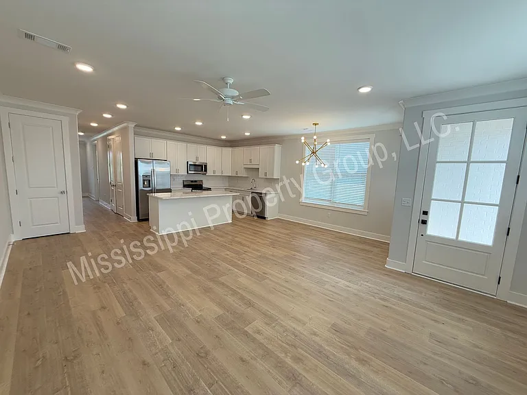 611 Miramar Ln — Photo 3